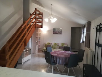 Pièce de vie – séjour et escalier